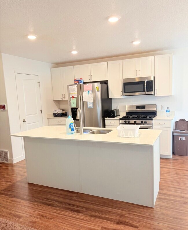Building Photo - 3587 Grassland Dr
