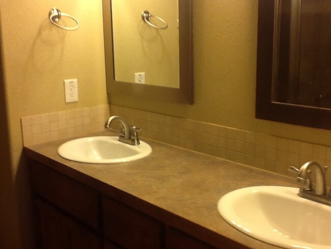 Building Photo - 3 BEDROOM, 2.5 BATHROOM SADDLE RIDGE TWINHOME