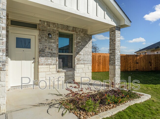 Building Photo - 111 Logan Ct