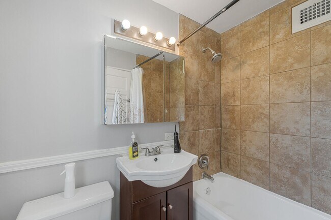 Building Photo - 5594 Butternut Ct