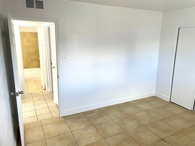 Building Photo - 3351 Brussels St