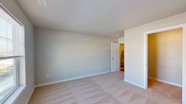 Building Photo - RENT SPECIAL -- Like New Condo Style Upper 3 Bedroom 2 Bathroom plus Den Apartment is Available