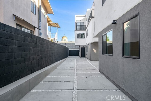 Building Photo - 1342 N Kingsley Dr