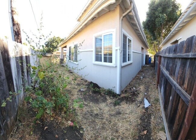 Building Photo - Super close to Poly- Approx. 1000 feet from Cal Poly Grand Avenue entrance-VERY CLOSE!!!