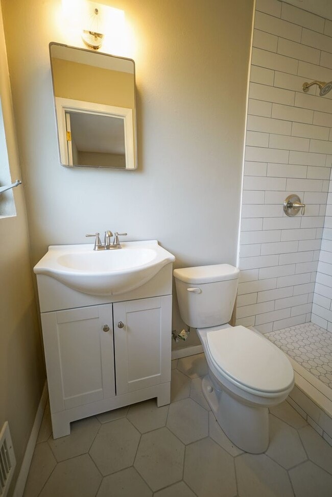 Building Photo - Sublease: Available 7/22/25 Beautiful 4/2 ...