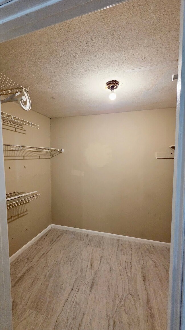 Building Photo - 4447 Melvin Cir W