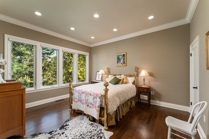 Building Photo - 2744 SW Sherwood Dr