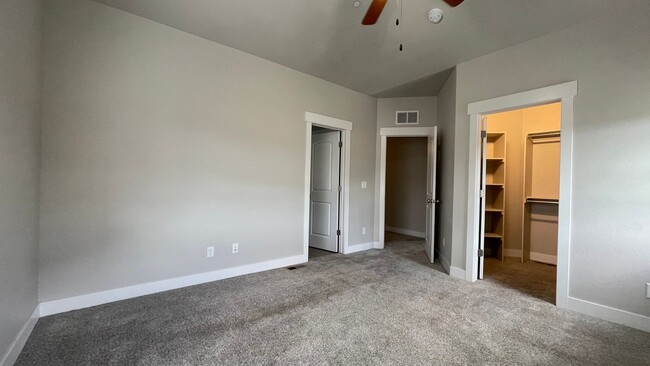 Building Photo - Gorgeous Townhome w/garage