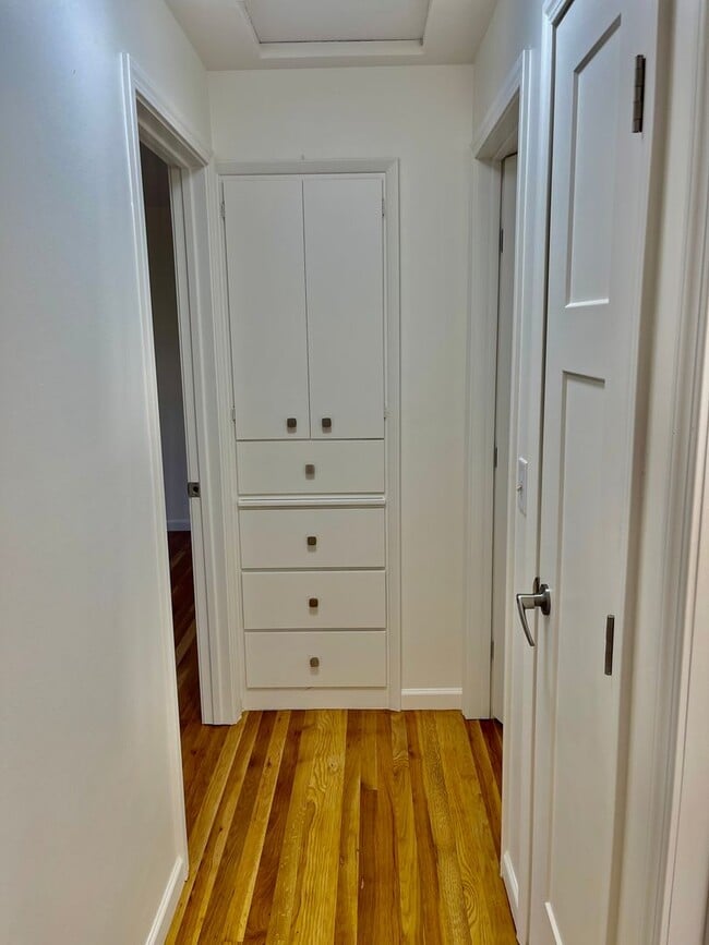 Building Photo - Back to School Move-In Special