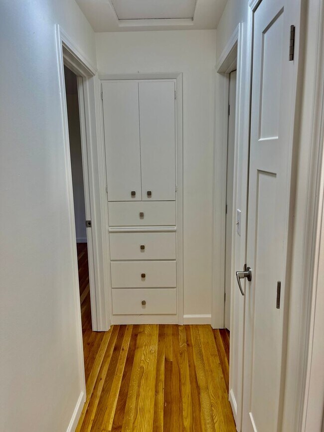 Building Photo - New on the Market!