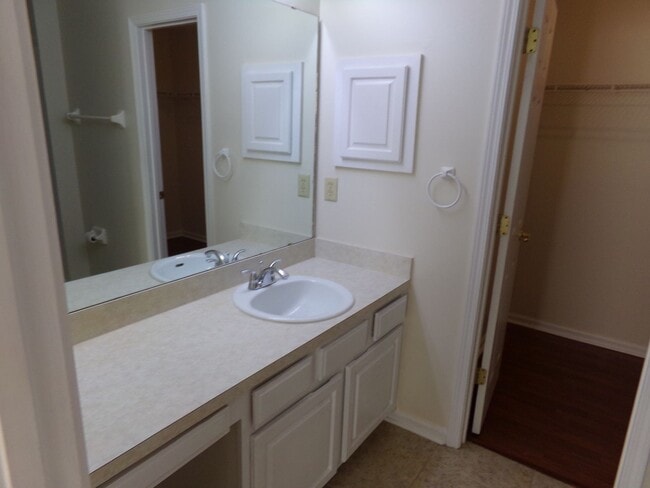 Building Photo - Nice 3/2 in convenient location