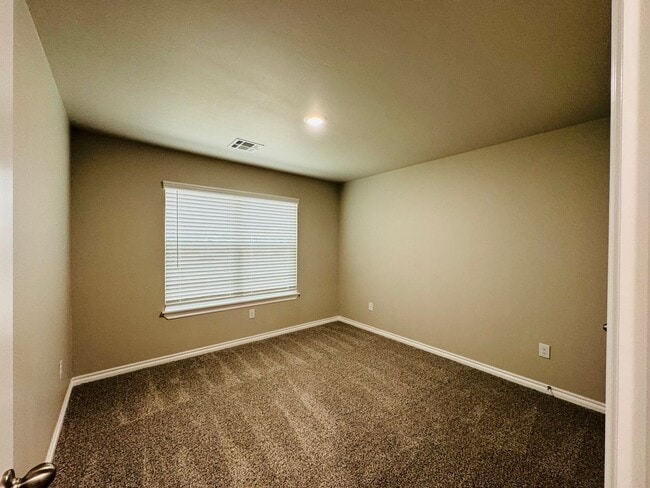 Building Photo - Deer Creek Schools + 4 Bedrooms + Newer Home in The Falling Springs Addition