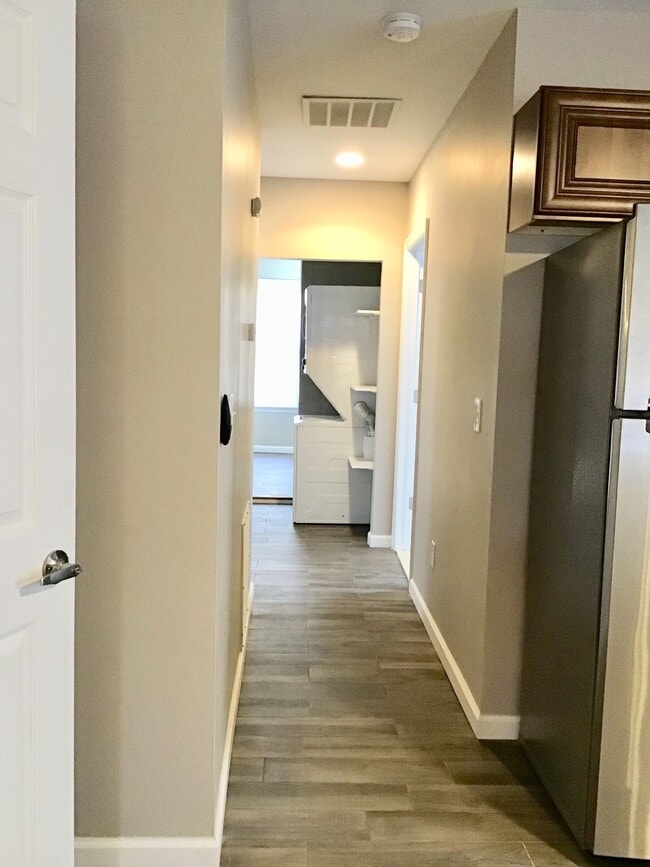 Building Photo - Upgraded 2 Bed/2 Bath plus Den HOME 1100 sq ft. Unit...A Must See!!!