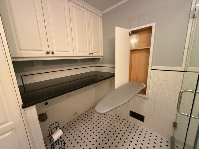 Building Photo - Gorgeous 4 Bed, 3 Bath Haymount Home