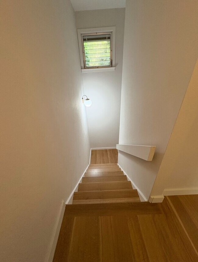 Building Photo - 3 Bedroom, 2 Bathroom Townhouse with a Lak...