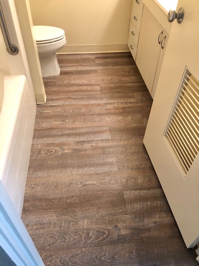 Building Photo - PACIFIC GRAND studio with vinyl wood plank...