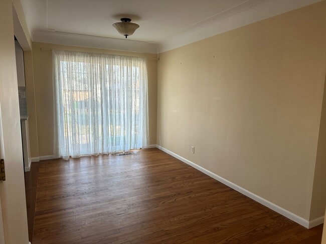 Building Photo - Multi Family Home 3 Bedroom and 2 Bath