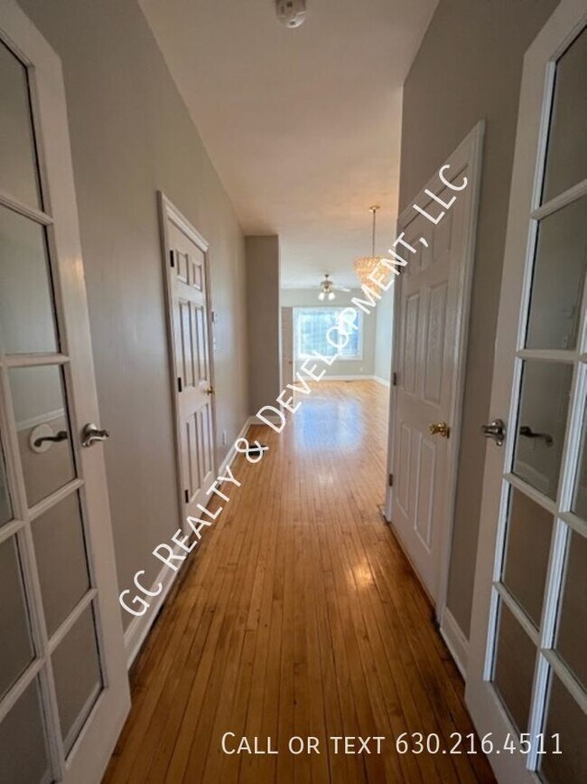 Building Photo - 2840 N Maplewood Ave