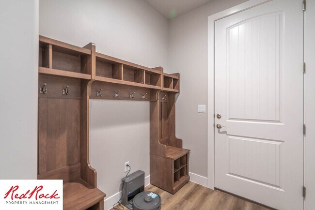 Building Photo - Beautiful 4-Bedroom 2.5 Bath with a 3 Car ...