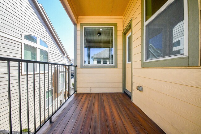 Building Photo - 23310 Isola St