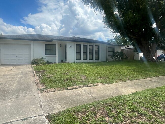 Building Photo - 5119 Ferncrest Dr