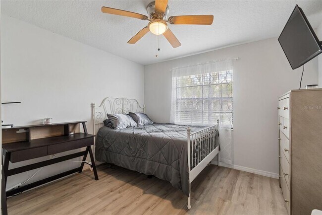 Building Photo - 5440 Leahy Ln