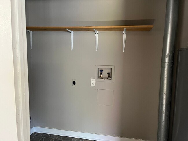 Building Photo - 2 bed 1 Bath Duplex