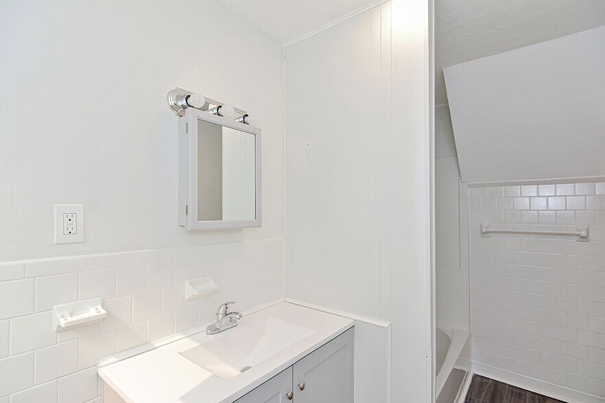 Building Photo - 97 Groton St