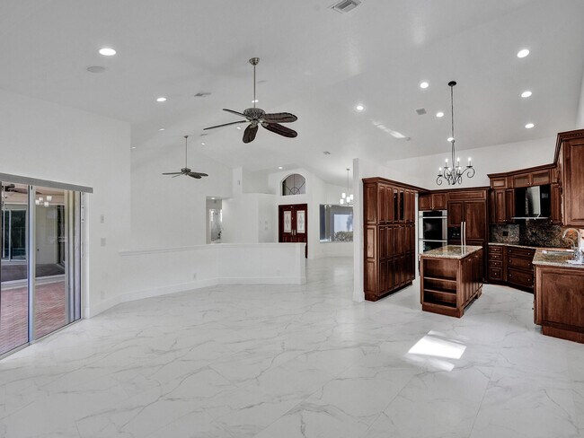 Building Photo - 762 Crescent Way