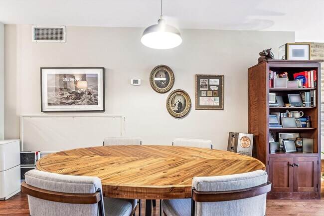 Building Photo - Chic Two-Level Condo in Prime SW Waterfront Location