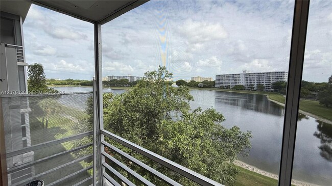 Building Photo - 2751 N Palm Aire Dr