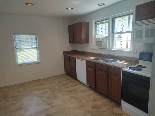 Kitchen - 4011 Bandy Rd