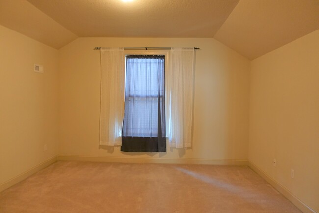 Building Photo - 210 Windthistle Dr