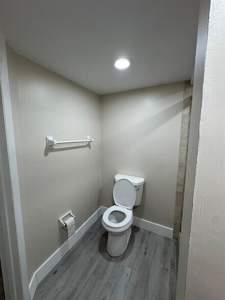 Building Photo - 8051 Colony Cir S