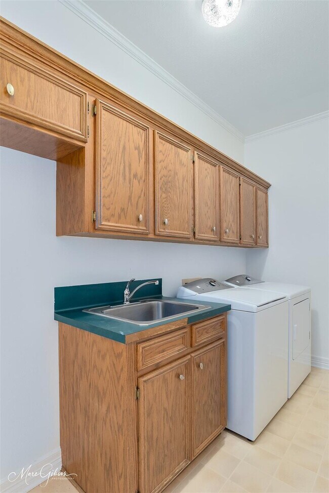 Building Photo - "Elegant 4-Bedroom Home in Bossier City with Granite Countertops & Cozy Fireplace!"