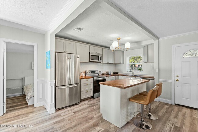 Building Photo - 6204 Commodore Dr
