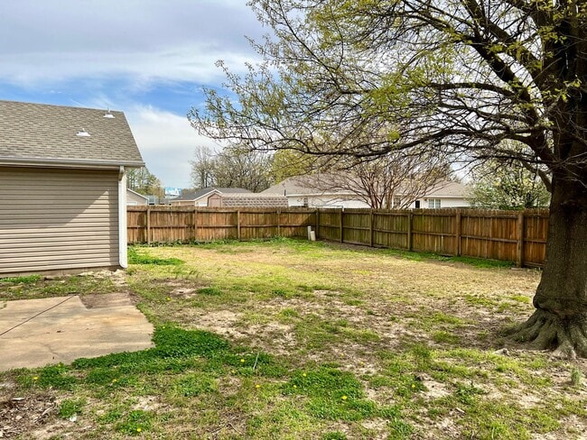 Building Photo - 2105 Sheffield Dr
