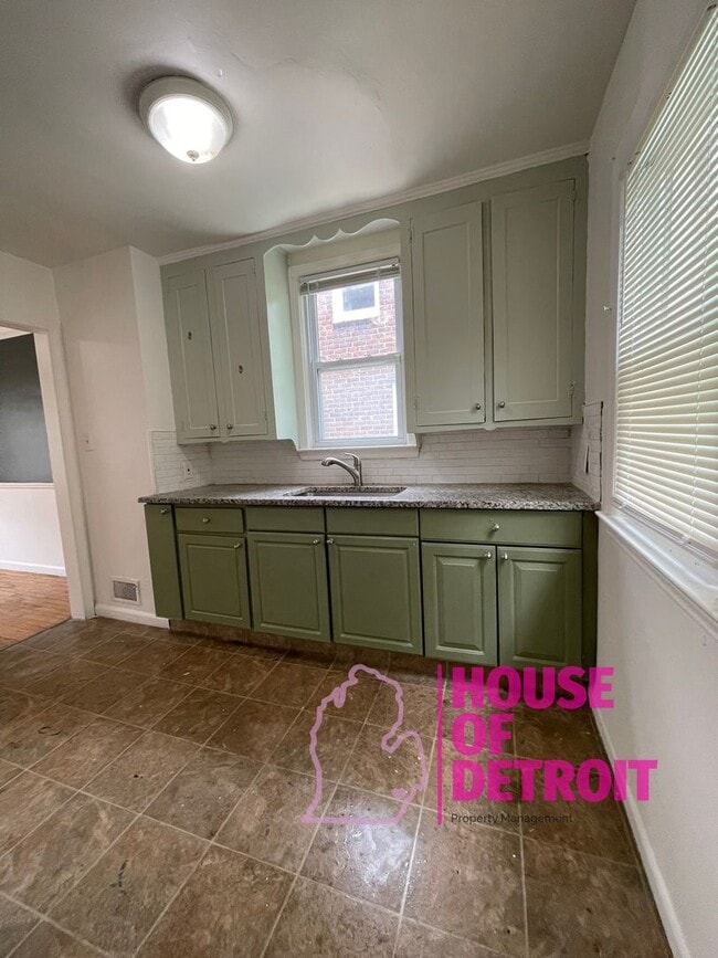 Building Photo - Summer Special~ 3 BEDROOM | 1 BATH | FREE ...