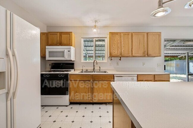 Building Photo - 2502 Cypress Ln
