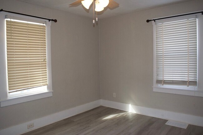 Building Photo - Conveniently Located 3 Bed 2 Bath House