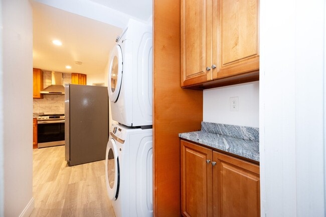 Building Photo - Coolidge Corner Area, In-Unit Washer and dryer, Eat-in Kitchen, Central Heat/AC, Parking is Avail...