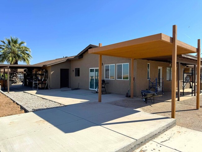 Building Photo - 3 BEDROOM HOME IN TIERRA MESA!
