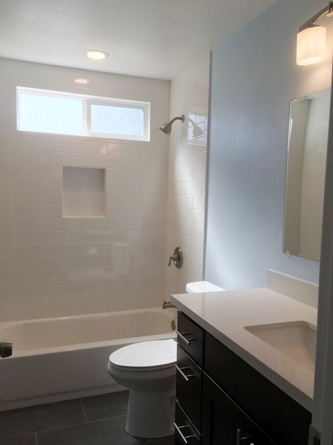 Building Photo - Single Story Stunner!