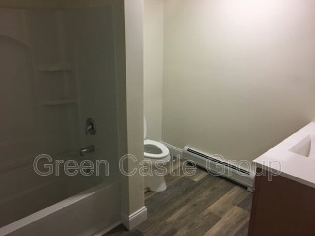 Building Photo - 323-325 College Street, Unit 10