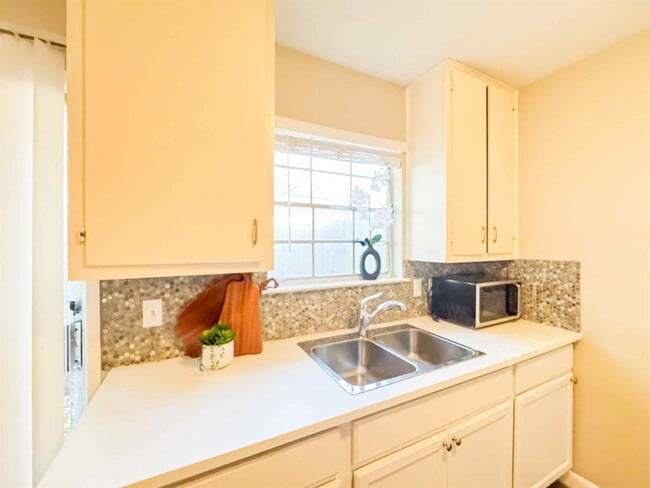 Building Photo - 1010 N Meadows Dr