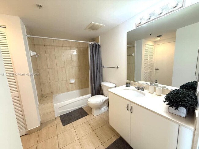 Building Photo - 1750 N Bayshore Dr