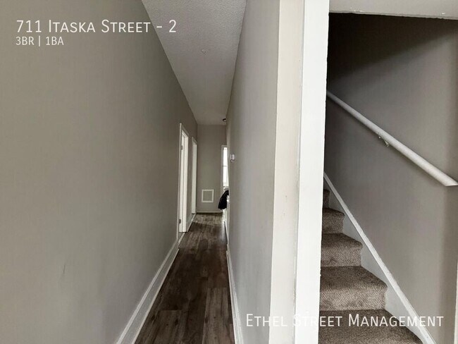 Building Photo - 711 Itaska St