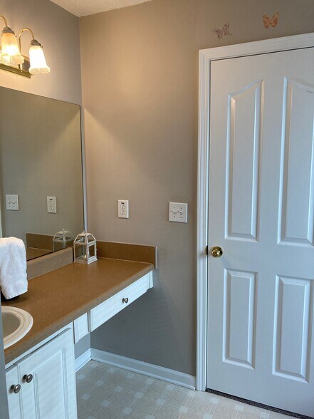Building Photo - 215 Brookstone Point