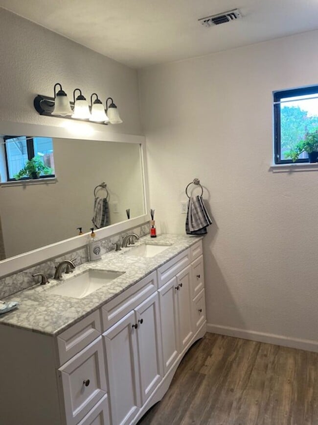 Building Photo - Beautiful Home w/ Pool - Country Oaks Subdivision