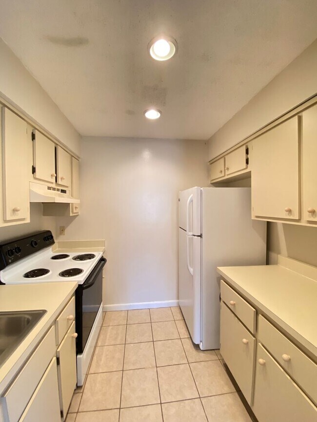 Building Photo - 620 SE 28th Pl